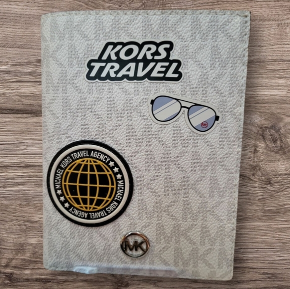 Michael Kors Travel Passport Holder NWOT (have the original bag it came in) - Picture 1 of 5